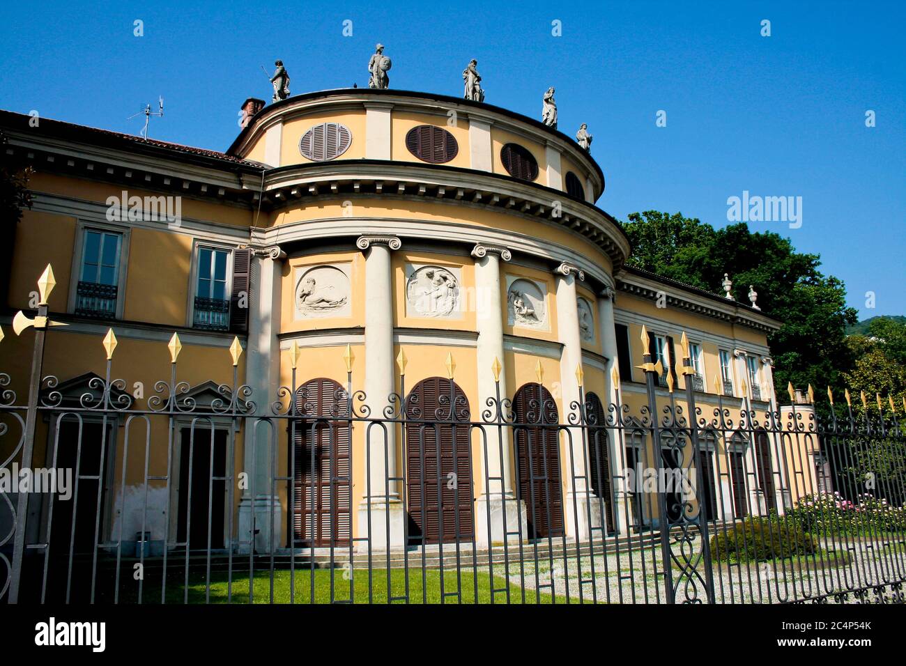 Como, Lombardei, Italien. Die neoklassische Villa Saporiti (auch Villa La Rotonda oder Villa Resta Pallavicini genannt) wurde zwischen 1791 und 1793 vom österreichischen Architekten Leopold Pollack erbaut. Stockfoto