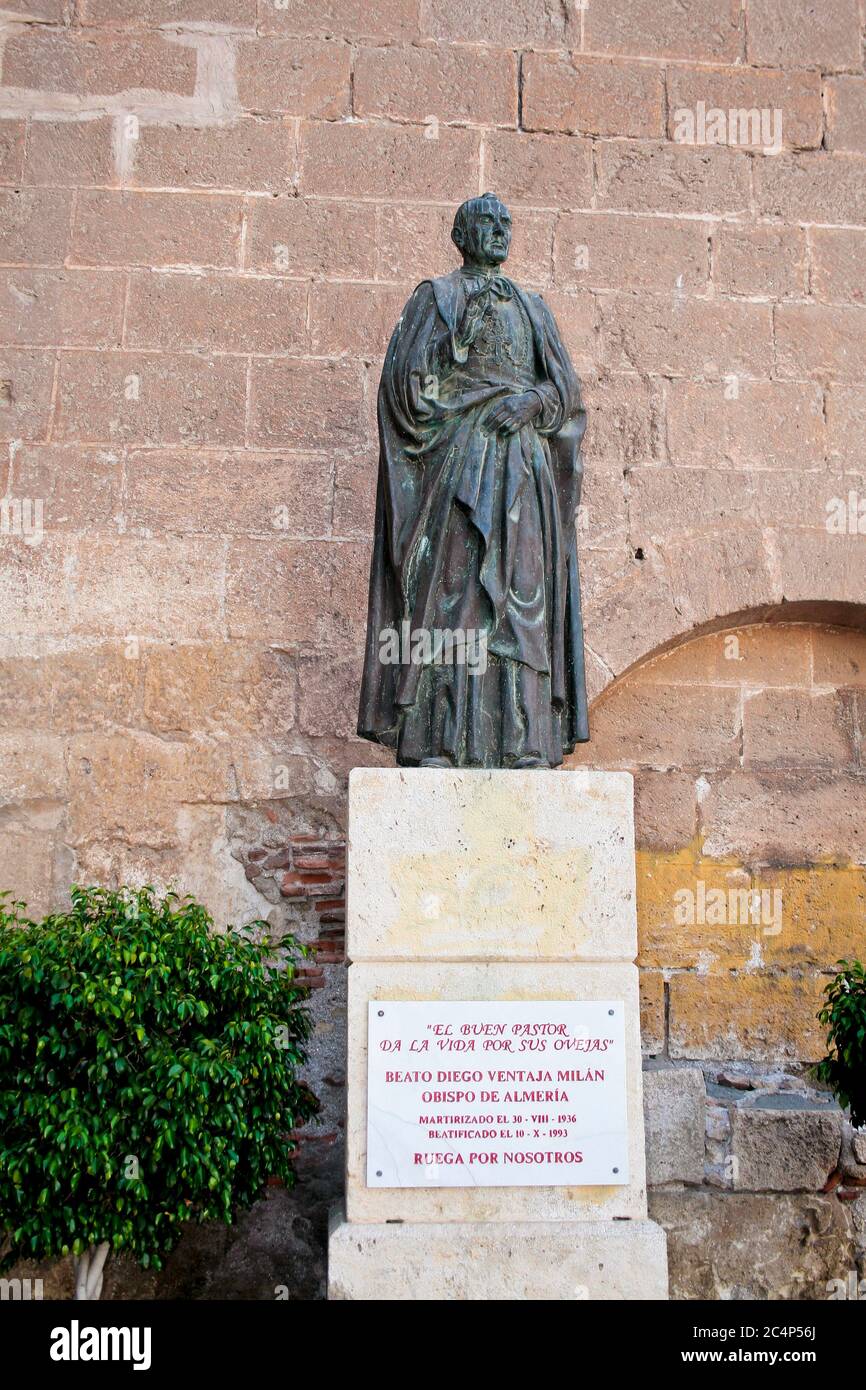Almería, Andalusien, Spanien, Europa.. Cathedral Square. Statue des seligen Diego Ventaja Milán, Bischof von Almeria, Märtyrer am 30. August 1936 und Seligsprechung am 10. August 1993. Stockfoto
