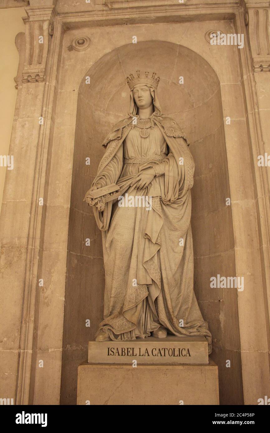 Madrid, Comunidad de Madrid, Spanien, Europa.. Der Königspalast (Palcaio Real), Säulenhalle. Statue der Königin Isabel I. von Kastilien oder Isabel der Katholischen. Stockfoto