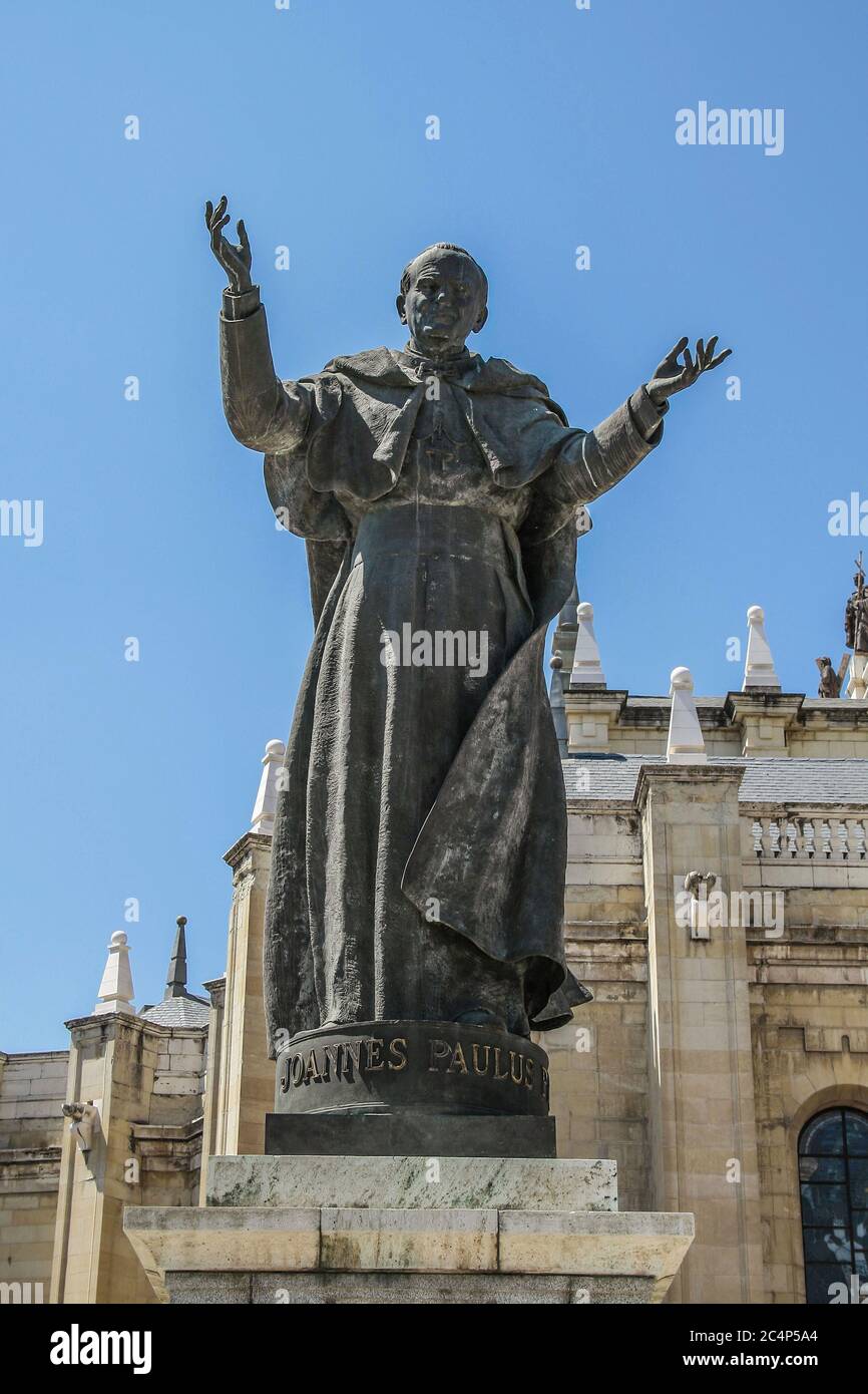 Madrid, Comunidad de Madrid, Spanien, Europa.. Calle de Bailén, Catedral de Almudena (Kathedrale von Almudena) 1879 · 1965, die Statue von Papst Johannes Paul II. (Papa Johannes Paulus II) in der Nähe des Eingangs. Stockfoto