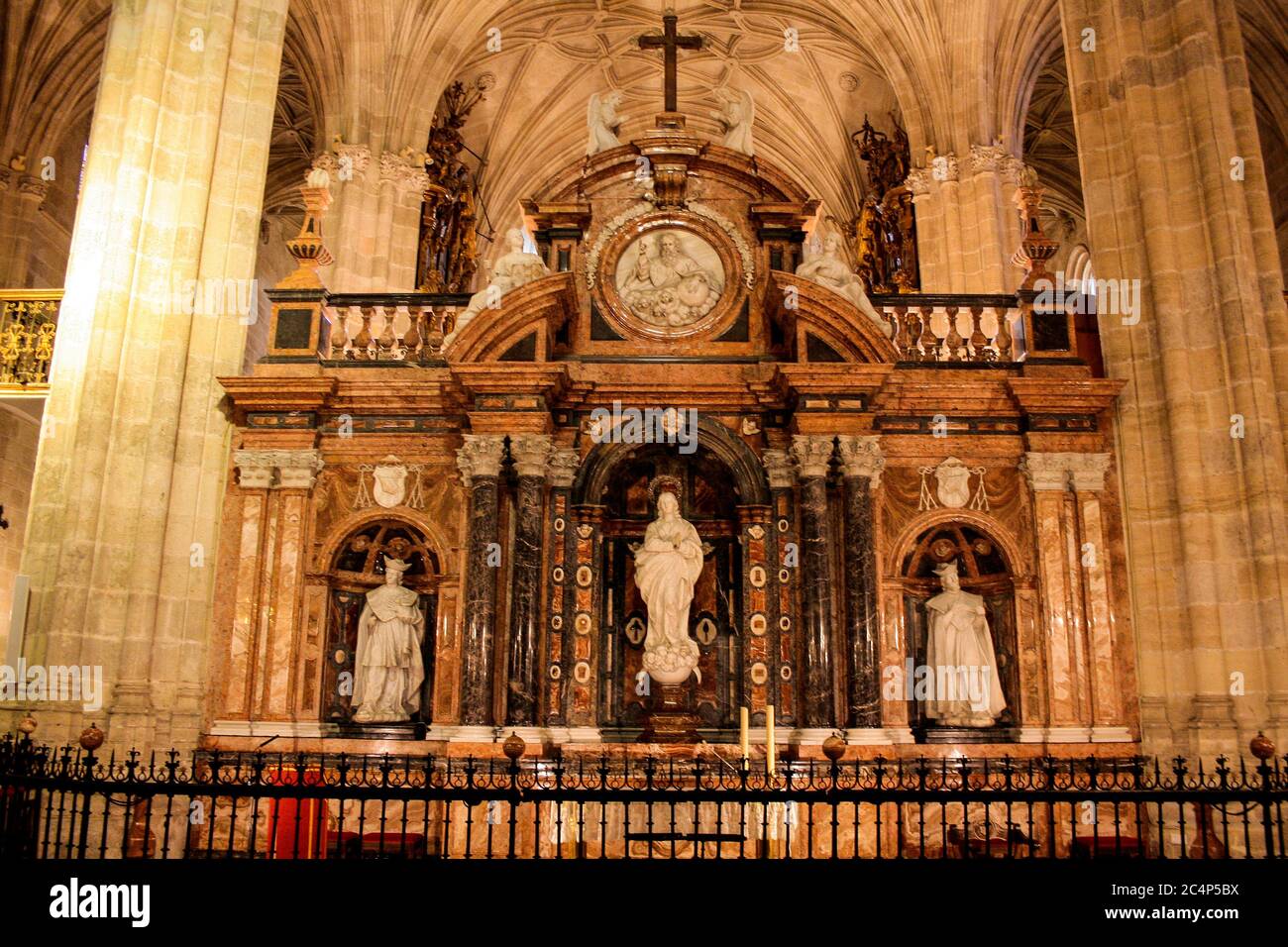 Almería, Andalusien, Spanien, Europa.. Catedral de Santa María de la Encarnación (Kathedrale der Heiligen Maria der Menschwerdung). XVI Jahrhundert - Spanische Renaissance. Ausgeführt nach dem Entwurf von Ventura Rodríguez (18. Jahrhundert), ist die Kathedrale trascoro ein Beispiel der neoklassischen Kunst zwischen den Wänden des Tempels, kontrastierend, mit dem gotischen Layout der Schiffe am Fuße des Denkmals .die Statue der Unbefleckten Empfängnis in der zentralen Nische, Begleitet von den Bildern von Santo Domingo de Guzmán und San Juan Nepomuceno in der Gewohnheit der Kanonen gekleidet. Stockfoto