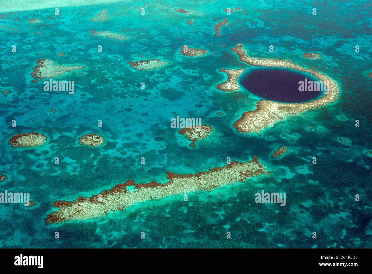 Luftaufnahme des Great Blue Hole, UNESCO-Weltkulturerbe, Leuchtturm-Riff-Atoll, Belize, Karibisches Meer Stockfoto