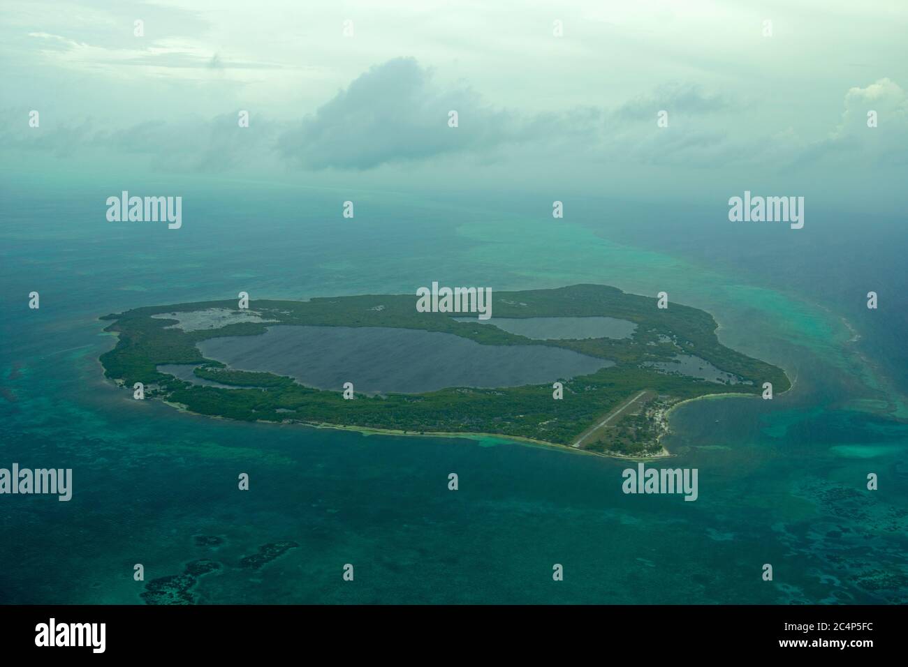 Luftaufnahme von Northern Two Cayes, Lighthouse Reef Atoll, Belize, Karibisches Meer Stockfoto