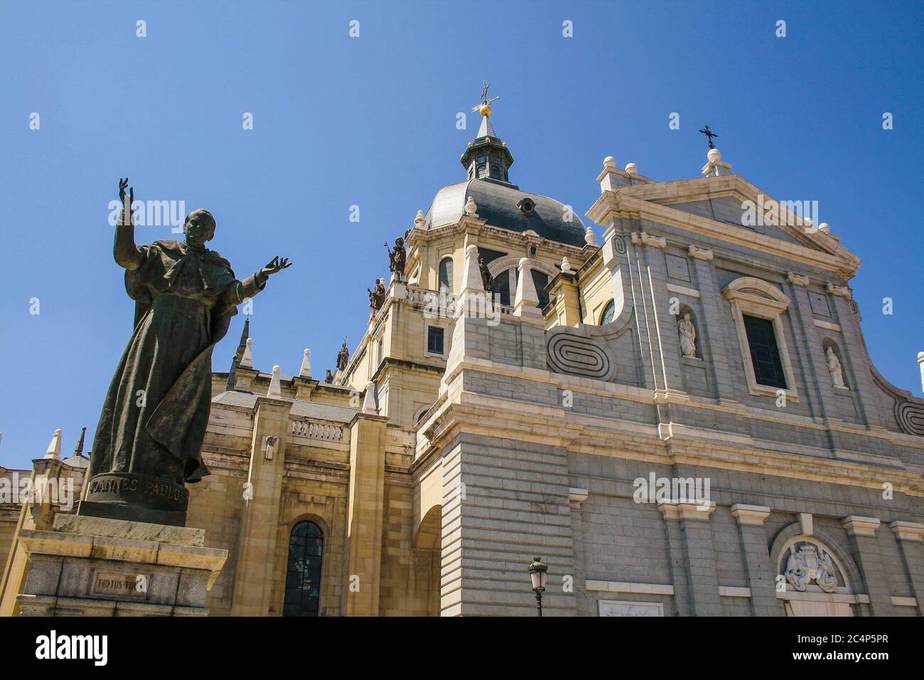 Madrid, Comunidad de Madrid, Spanien, Europa.. Calle de Bailén, Catedral de Almudena (Kathedrale von Almudena) 1879 · 1965, mit der Statue von Papst Johannes Paul II. (Papa Johannes Paulus II.). Stockfoto