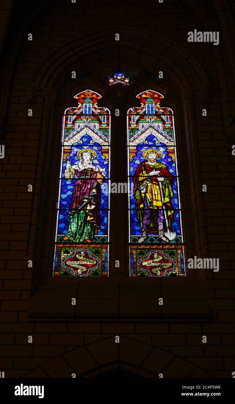 Madrid, Comunidad de Madrid, Spanien, Europa.. Iglesia de Santa Cruz (Kirche des Heiligen Kreuzes), 1889-1902. Buntglasfenster mit Darstellungen von Santa Maria de la Cabeza und San Isidro (sein Ehemann). Stockfoto