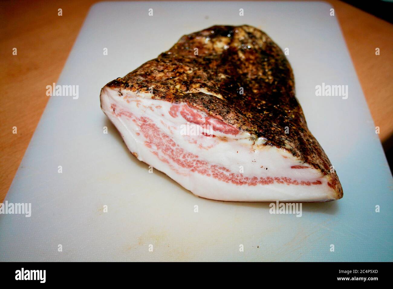 1 - die Schweinebacke . Italienische Küche, Originalrezept Pasta alla Gricia, typisches Gericht der Region Latium. Zutaten:. 400 g Spaghetti oder Rigatoni, 250 g Amatrice Schweinebacke, 150 g geriebener Pecorino aus Amatrice, Pfeffer nach Geschmack, grobes Salz nach Geschmack. Stockfoto