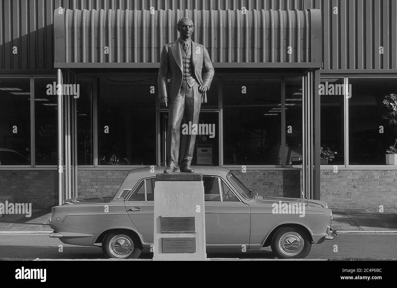 Henry Ford Statue in Dagenham Fabrik mit einem MK1 Ford Cortina. Stockfoto