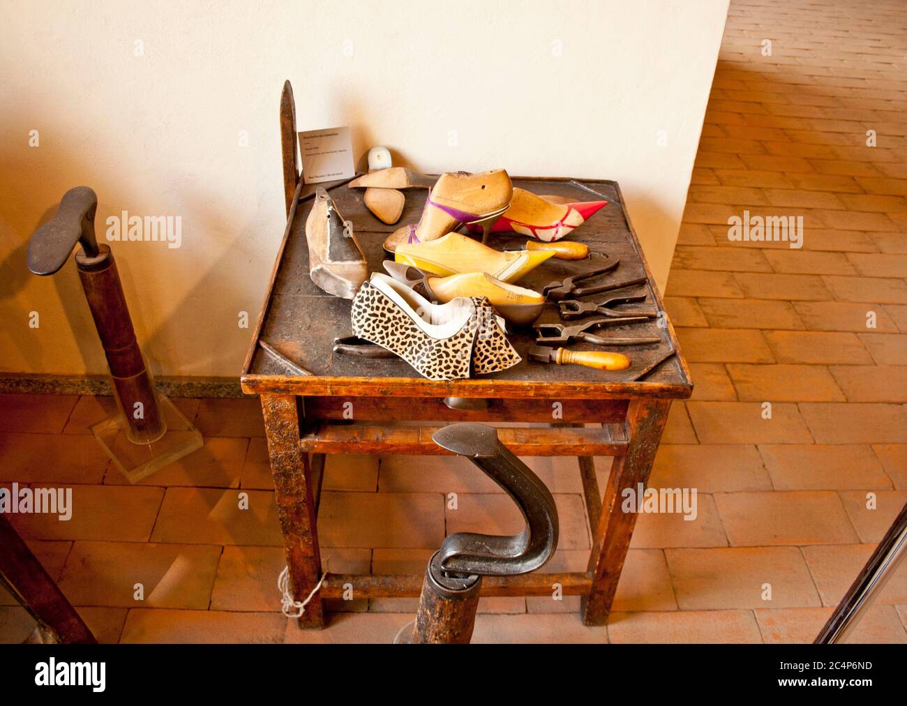 Vigevano, Pavia, Lombardei, Norditalien. Internationales Schuhmuseum (Museo Internazionale della Calzatura) im Castello Sforza (Castello Sforzesco). Ein Arbeitsbereich für einen Schuhmacher mit all seinen Arbeitsgeräten, um 1930. Stockfoto