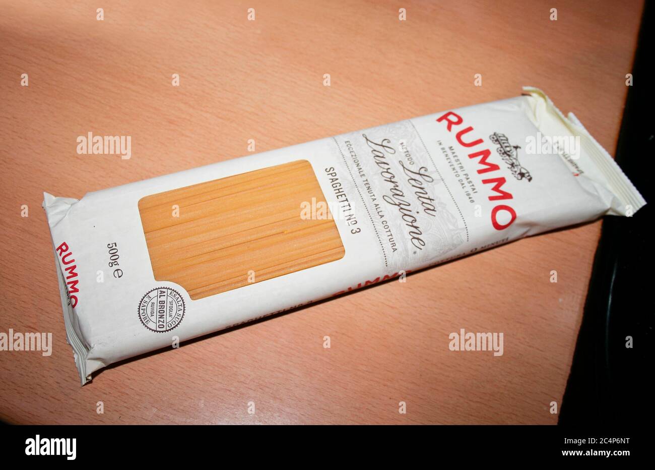 3 - die italienische Spaghetti, Marke der Qualität . Italienische Küche, Originalrezept Pasta alla Gricia, typisches Gericht der Region Latium. Zutaten:. 400 g Spaghetti oder Rigatoni, 250 g Amatrice Schweinebacke, 150 g geriebener Pecorino aus Amatrice, Pfeffer nach Geschmack, grobes Salz nach Geschmack. Stockfoto