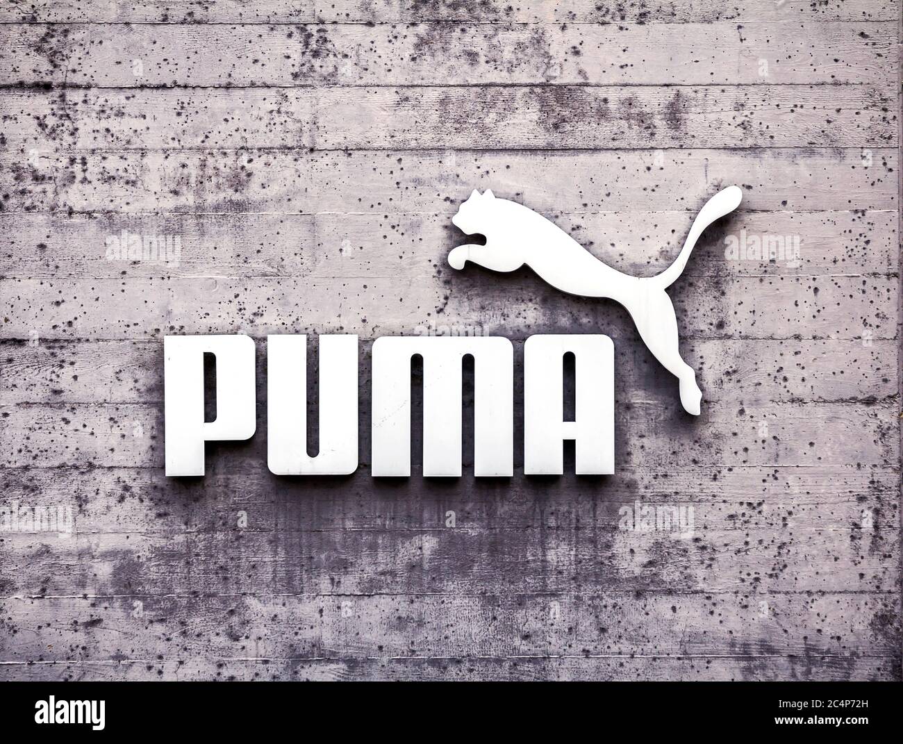 Herzogenaurach, Deutschland : Puma-Logo auf einer Fassade. Puma ist ein großes deutsches multinationales Unternehmen, das sportliche, legere Schuhe, Sportbekleidung, hea produziert Stockfoto