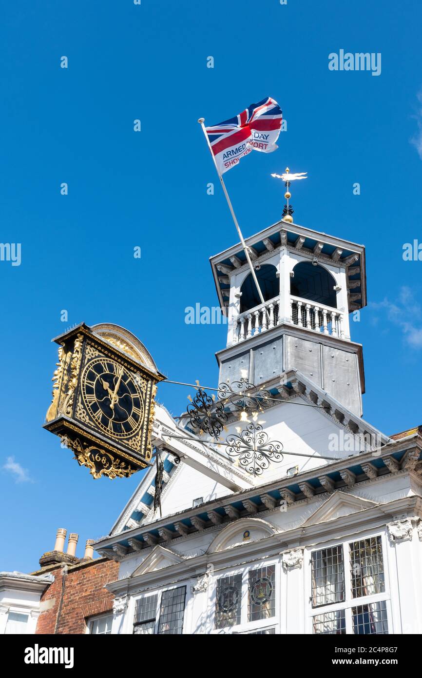 Guildford guildhall mit Uhrturm Kuppel und Flagge fliegen für Armed Forces Day, Surrey, UK Stockfoto