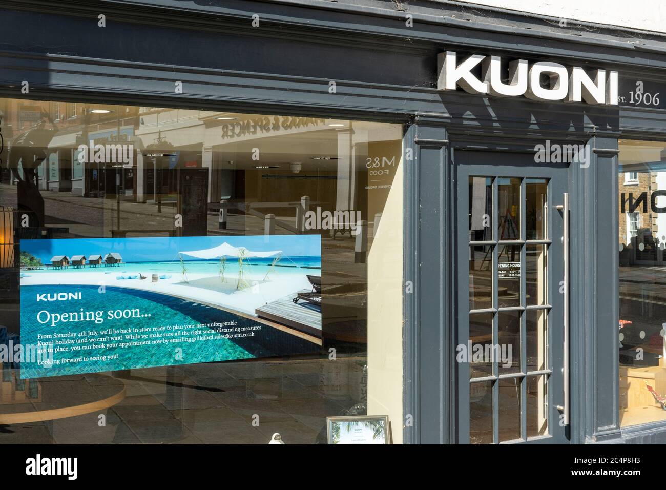 Plakat im Kuoni Travel Agent Fenster im Juni 2020, das besagt, dass das Unternehmen am 4. Juli eröffnet wird, nachdem die Coronavirus Covid-19 Lockdown Regeln UK gelockert wurden Stockfoto
