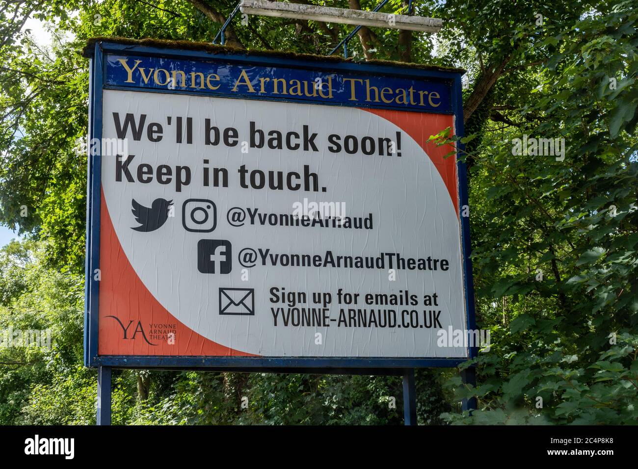 Yvonne Arnaud Theater geschlossen während der Coronavirus covid-19 Pandemie im Juni 2020. Schild mit der Aussage, dass wir bald wieder kommen. Stockfoto