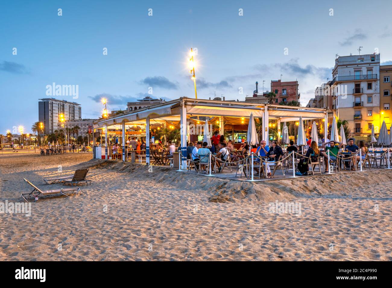 Chiringuito Bar am Strand in der Abenddämmerung, Barceloneta, Barcelona, Katalonien, Spanien Stockfoto