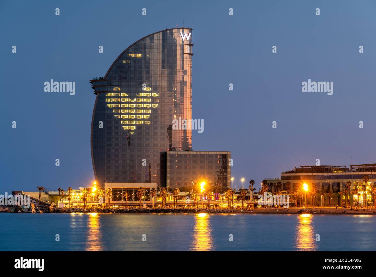 Ein riesiges Herz, das in der Fassade des noch geschlossenen W Hotels Barcelona, Barcelona, Katalonien, Spanien glüht Stockfoto