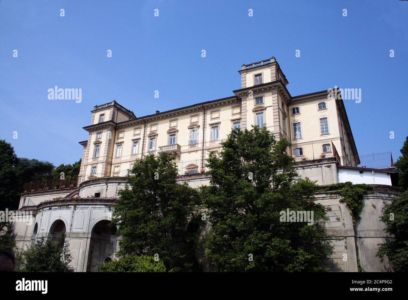 Limbiate, Lombardei, Italien. Villa Pusterla Crivelli Arconati ist eine Villa aus dem 18. Jahrhundert in Mombello (Teil von Limbiate in der Provinz Monza und Brianza), in der Nähe von Mailand, wo Ferdinand IV. Von Bourbon, König von Neapel, und Napoleon Bonaparte, die auch verwendet es als seine Hauptquartier. Stockfoto