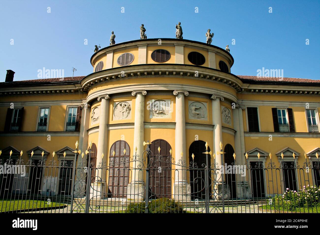 Como, Lombardei, Italien. Die neoklassische Villa Saporiti (auch Villa La Rotonda oder Villa Resta Pallavicini genannt) wurde zwischen 1791 und 1793 vom österreichischen Architekten Leopold Pollack erbaut. Stockfoto