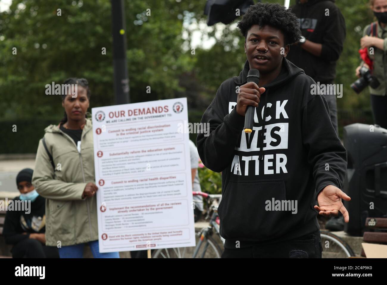 Reden werden während eines Protestes der Schwarzen Leben im Hyde Park in Zentral-London gehalten, ausgelöst durch den Tod von George Floyd, der am 25. Mai während der Polizeihaft in der US-Stadt Minneapolis getötet wurde. Stockfoto