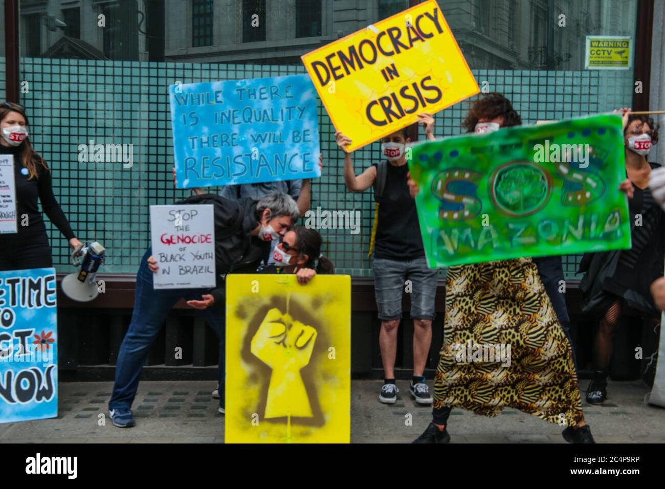 London UK 28 June 2020 EINE Schule von Samba und Demonstranten versammelten sich heute vor der brasilianischen Botschaft in London, um Bolsonero für seine Misshandlung der covid-19 Pandemie, die Entwaldung der Amazonen und die Tötung von Schwarzen in Brasilien zu fordern.Paul Quezada-Neiman/Alamy Live News Stockfoto