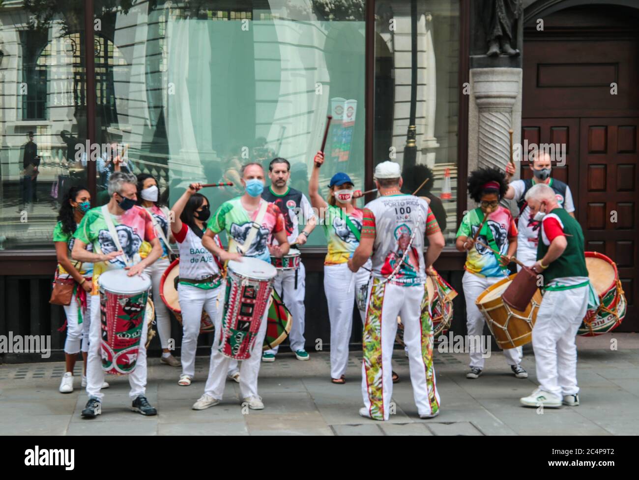 London UK 28 June 2020 EINE Schule von Samba und Demonstranten versammelten sich heute vor der brasilianischen Botschaft in London, um Bolsonero für seine Misshandlung der covid-19 Pandemie, die Entwaldung der Amazonen und die Tötung von Schwarzen in Brasilien zu fordern.Paul Quezada-Neiman/Alamy Live News Stockfoto