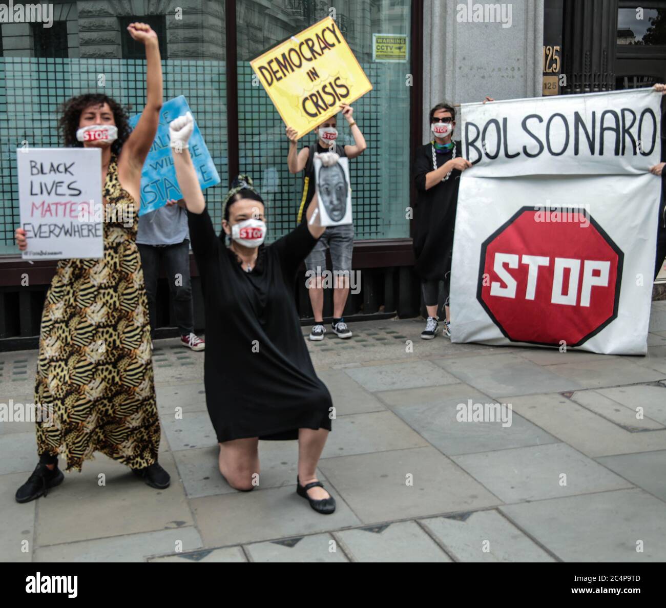 London UK 28 June 2020 EINE Schule von Samba und Demonstranten versammelten sich heute vor der brasilianischen Botschaft in London, um Bolsonero für seine Misshandlung der covid-19 Pandemie, die Entwaldung der Amazonen und die Tötung von Schwarzen in Brasilien zu fordern.Paul Quezada-Neiman/Alamy Live News Stockfoto