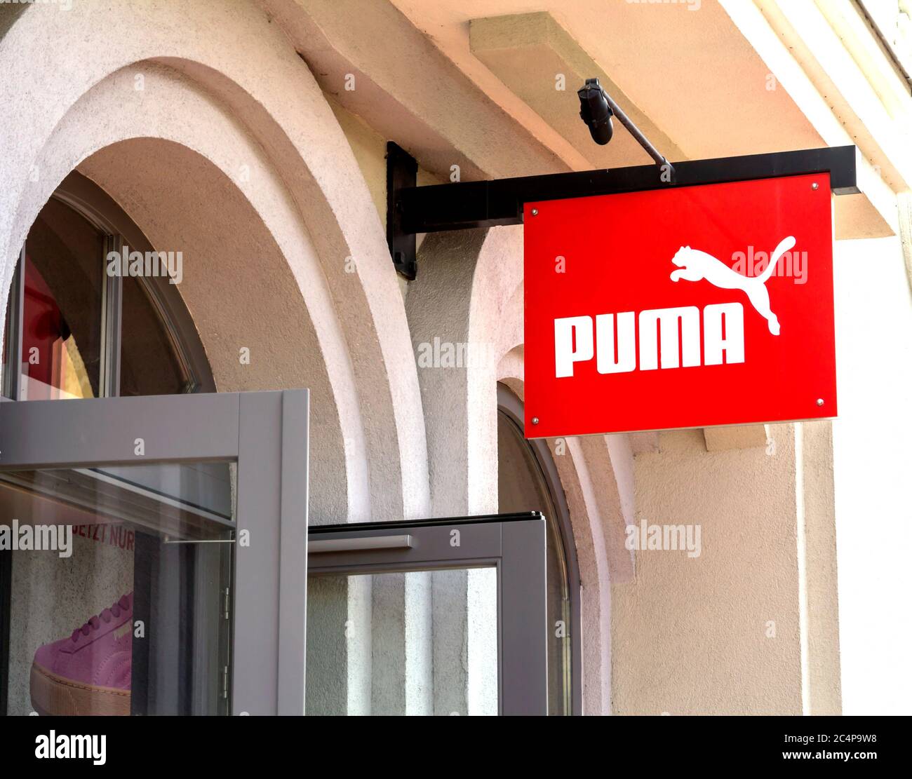 Ingolstadt, Deutschland : Puma Outlet Store. Puma ist ein großes deutsches  multinationales Unternehmen, das sportliche, legere Schuhe, Sportbekleidung  und Hauptsitz herstellt Stockfotografie - Alamy
