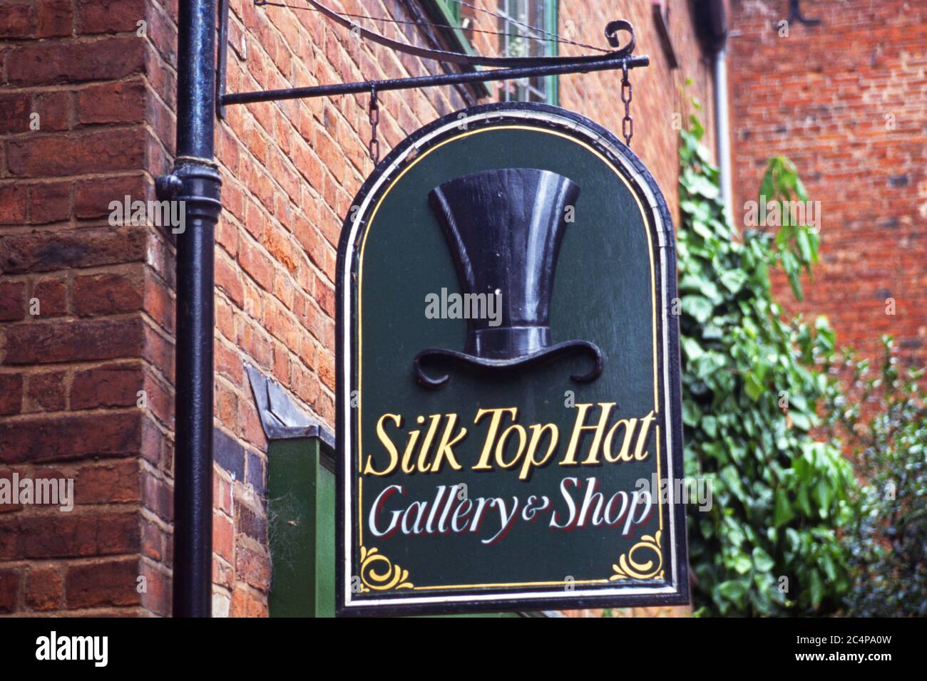 Hängendes Schild vor der Silk Top hat Galerie und Shop, Ludlow, Shropshire, England Stockfoto