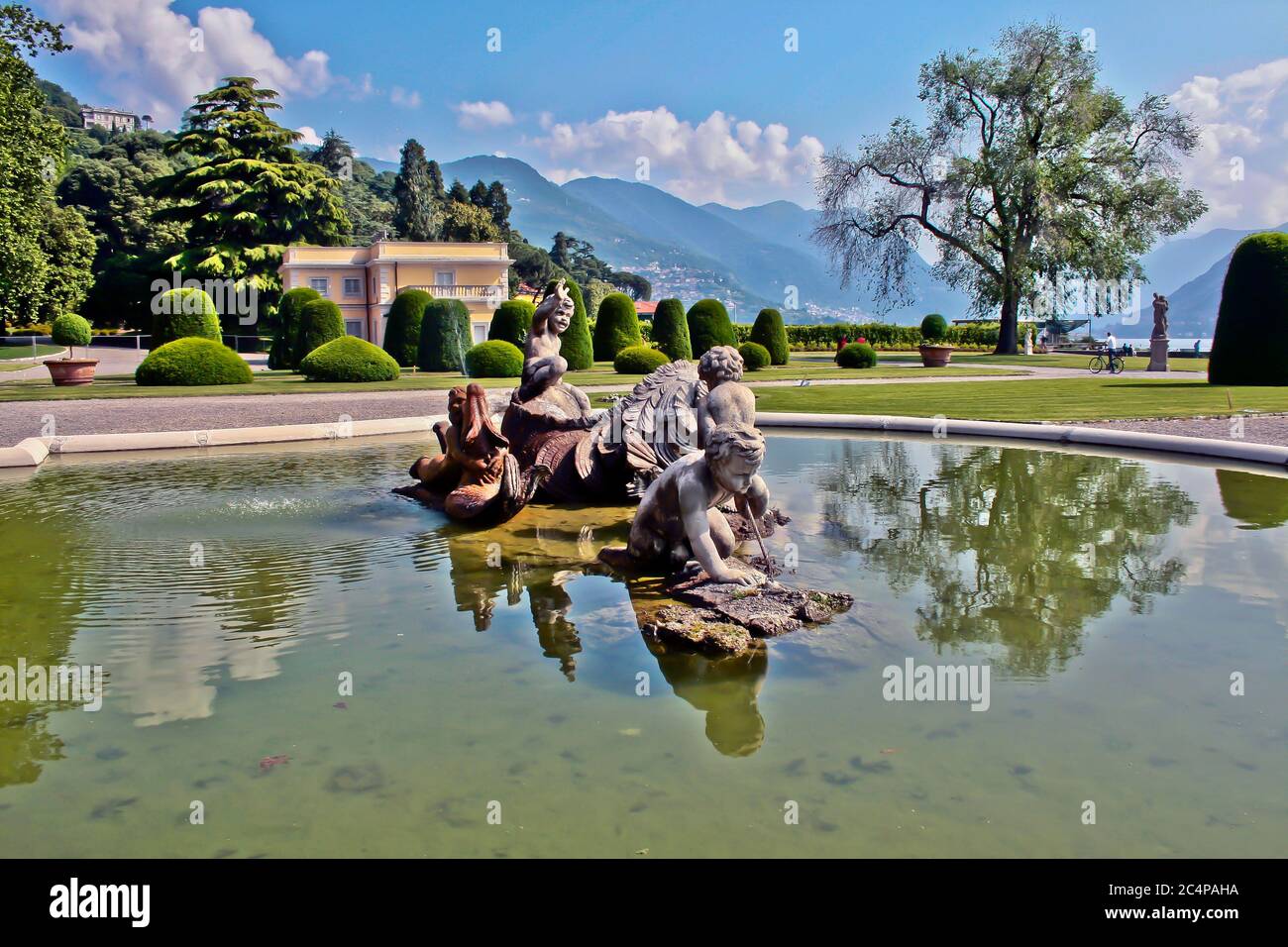 Como, Lombardei, Italien. Der monumentale Brunnen vor der Villa Olmo zeigt ein Seeungeheuer, das mit drei Cherubim kämpft; er ist das Werk des Mailänder Bildhauers Gerolamo Oldofredi (Mailand 1840-1905) und wurde von den Herzögen Visconti di Modrone aufgestellt. Stockfoto