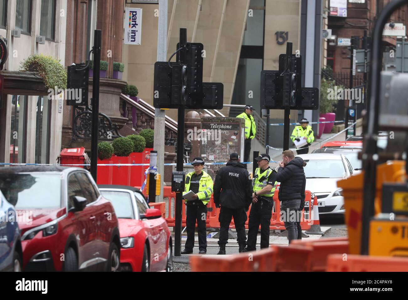 Polizei am Tatort in der West George Street, Glasgow, wo ein Mann von einem bewaffneten Beamten erschossen wurde, nachdem ein anderer Polizeibeamter bei einem Anschlag am Freitag verletzt worden war. Stockfoto