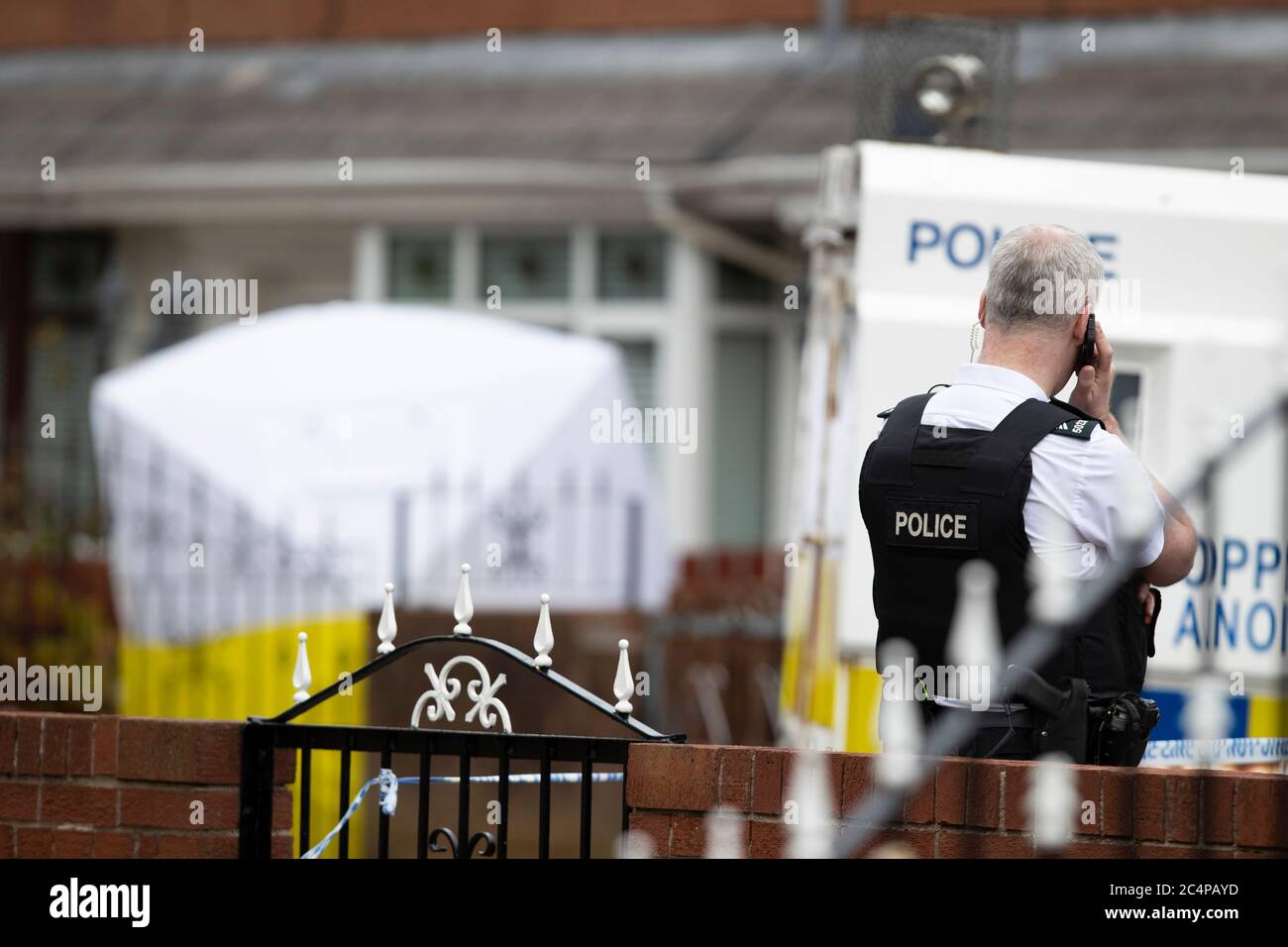 Der Polizeidienst Nordirland Constable sieht ein Verbrechen an Szene Stockfoto