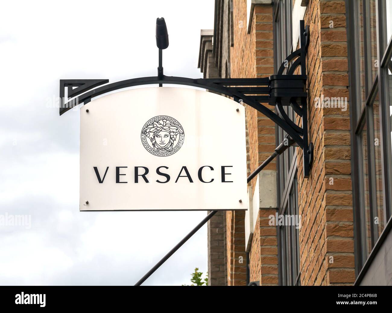 INGOLSTADT, DEUTSCHLAND : Versace Fashion Store in , Deutschland .Versace  ist ein italienisches Luxusmodeunternehmen und Handelsname, gegründet von  Gianni Versace Stockfotografie - Alamy