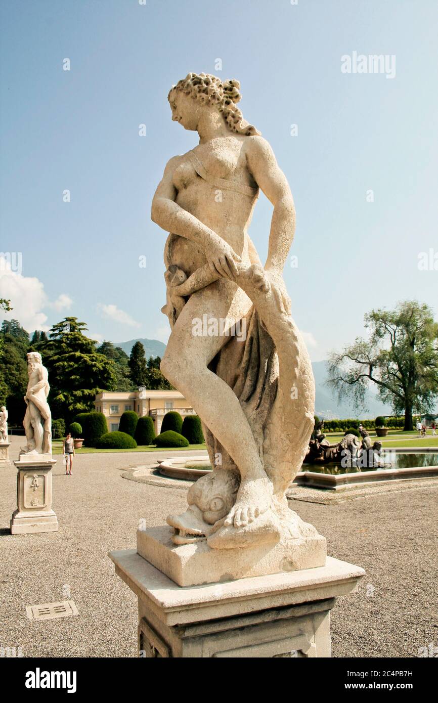 Como, Lombardei, Italien. Eine der Marmorstatuen, die heidnische Gottheiten darstellen, vom Schweizer Tessiner Bildhauer Francesco Carabelli (1737-1798), im Garten der Villa Olmo gelegen. Stockfoto