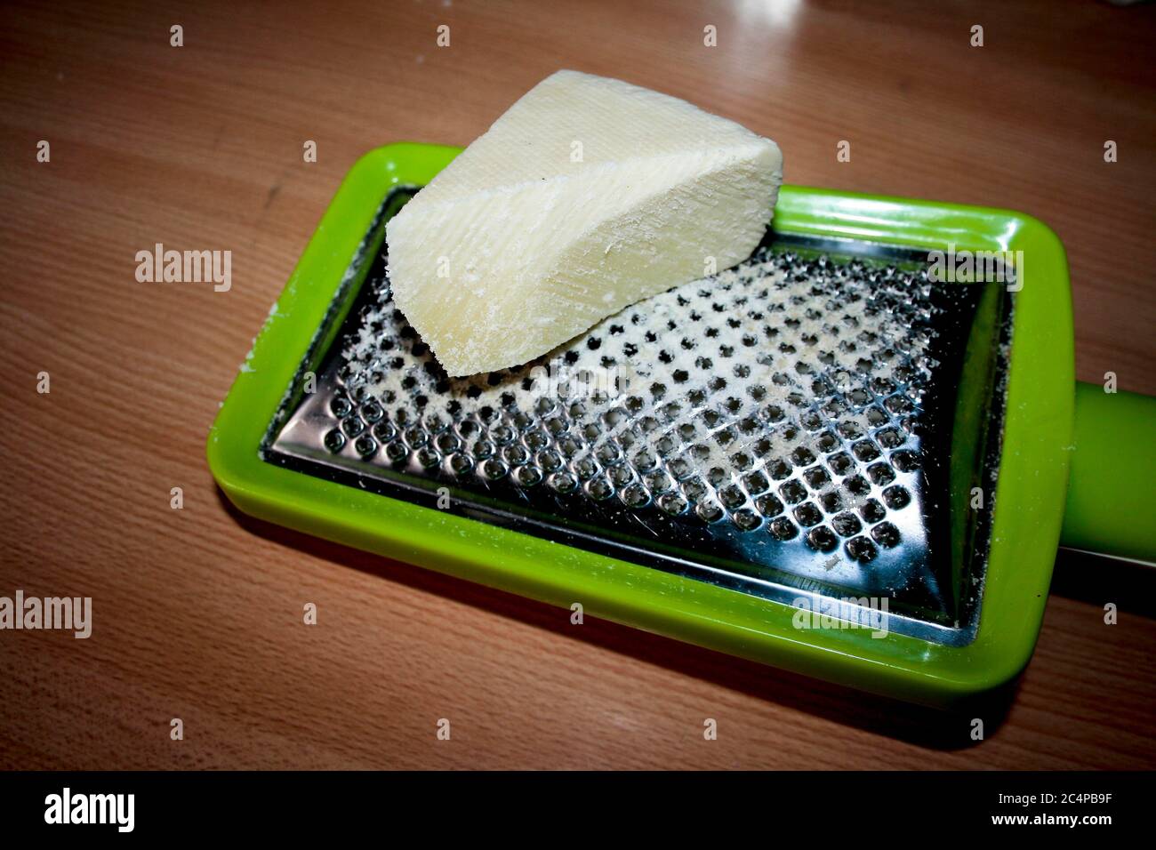 6 - Den Pecorino romano (mit Schafsmilch) reiben. Italienische Küche, Originalrezept Pasta alla Gricia, typisches Gericht der Region Latium. Zutaten:. 400 g Spaghetti oder Rigatoni, 250 g Amatrice Schweinebacke, 150 g geriebener Pecorino aus Amatrice, Pfeffer nach Geschmack, grobes Salz nach Geschmack. Stockfoto