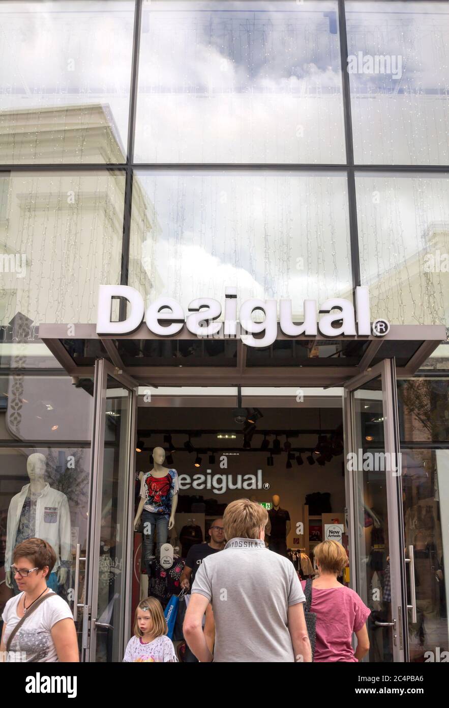 Ingolstdat, Deutschland : Desigual Schaufenster. Desigual ist ein  Hersteller von Bekleidung und Schuhen mit Sitz in Barcelona Stockfotografie  - Alamy