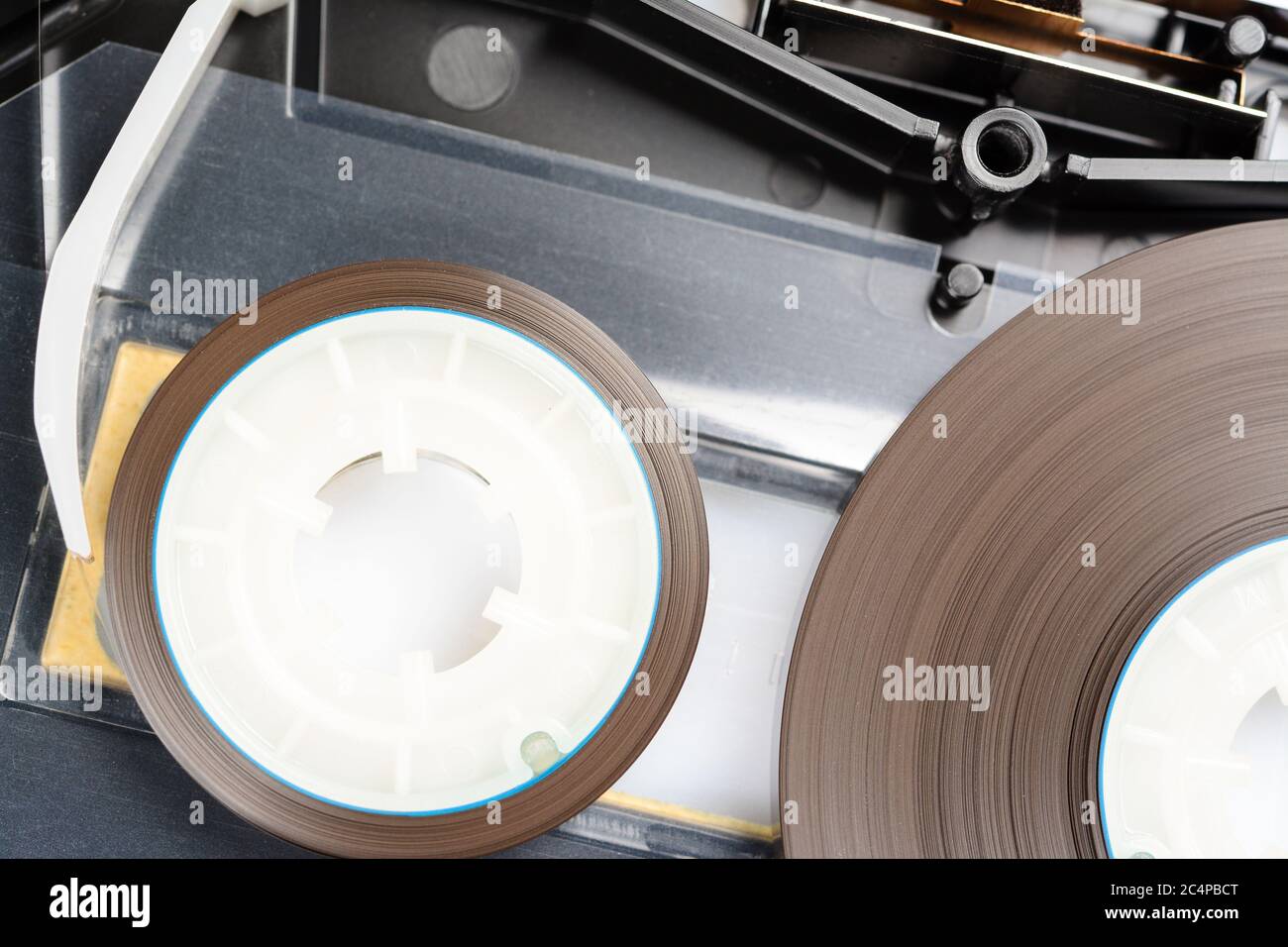 Audiokassette mit einer der Abdeckungen entfernt. Sie können den Mechanismus des Präzisionsbandlaufwerks sehen Stockfoto