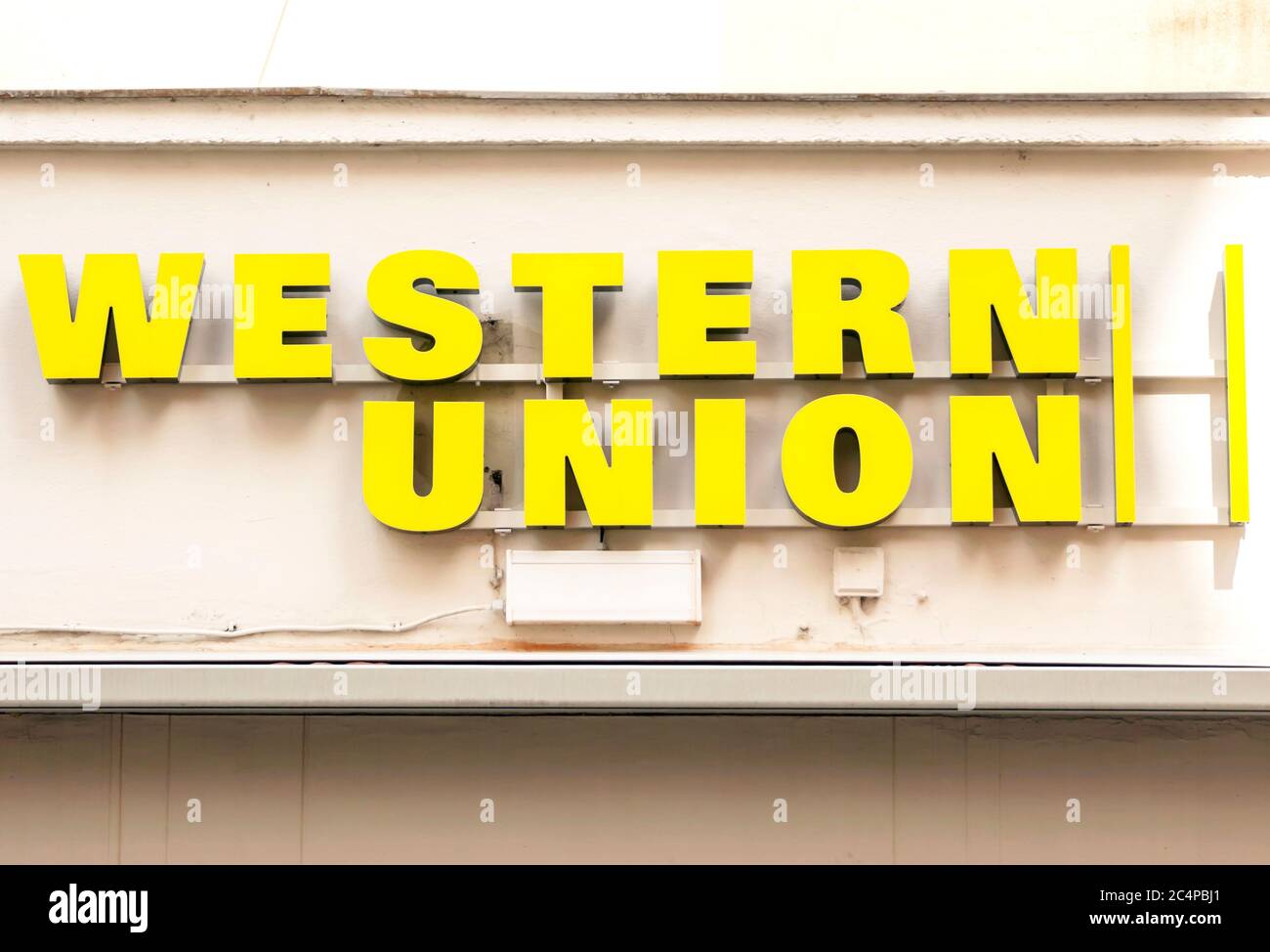 Ingolstadt, Deutschland : Logo von Western Union. The Western Union Company  ist ein amerikanisches Finanzdienstleistungs- und Kommunikationsunternehmen  Stockfotografie - Alamy