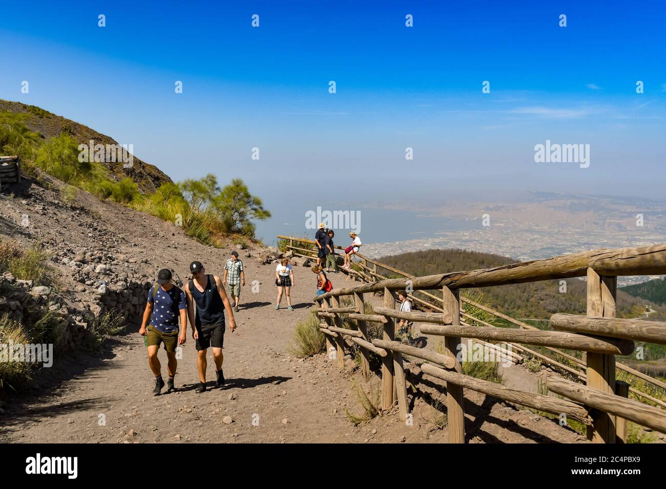 VESUV, BEI NEAPEL, ITALIEN - AUGUST 2019: Menschen, die auf dem bergauf Pfad vom Parkplatz zum Krater des Vesuv wandern. Stockfoto