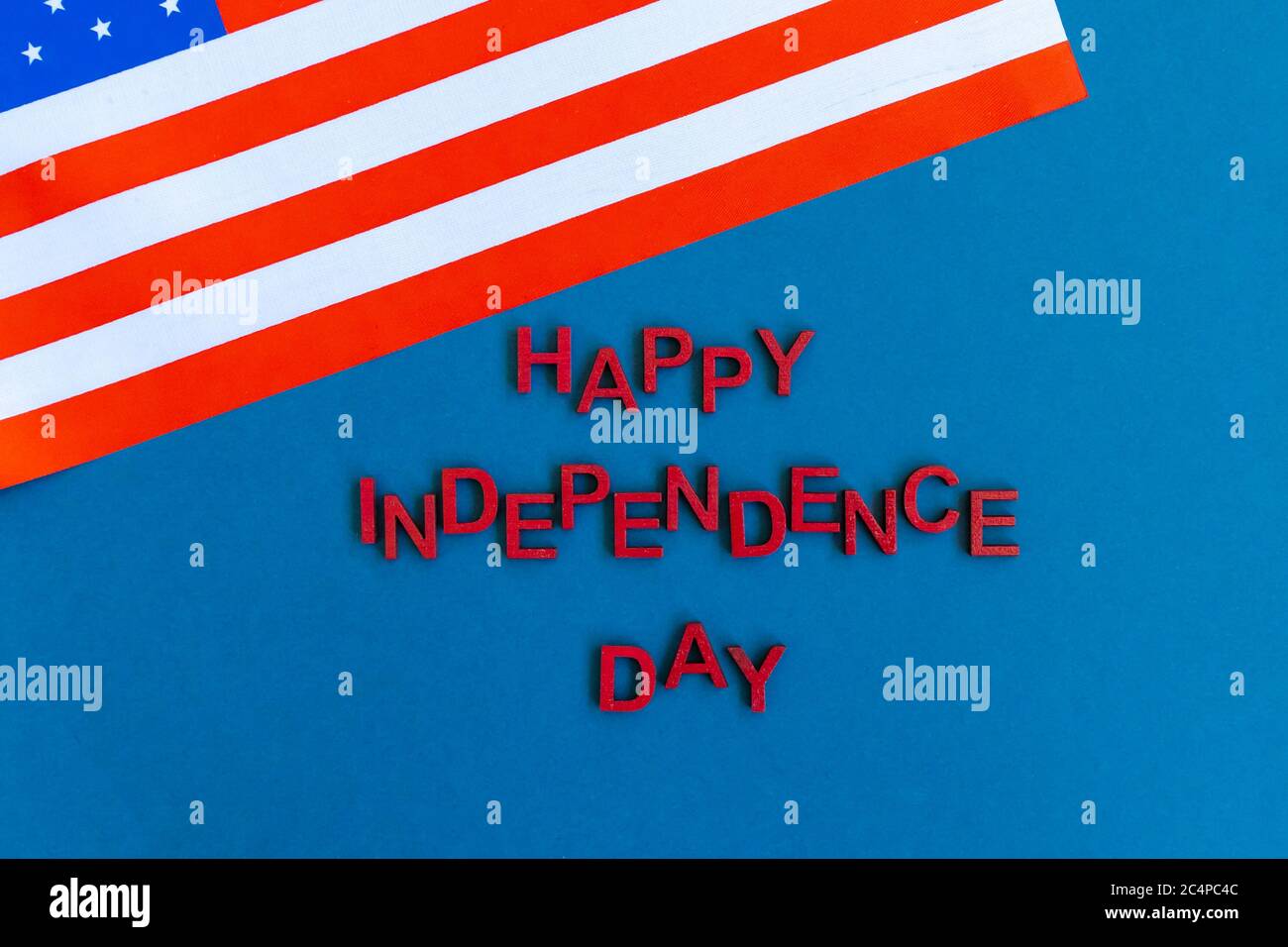 Amerikanische Flagge für den Unabhängigkeitstag auf blau Stockfoto