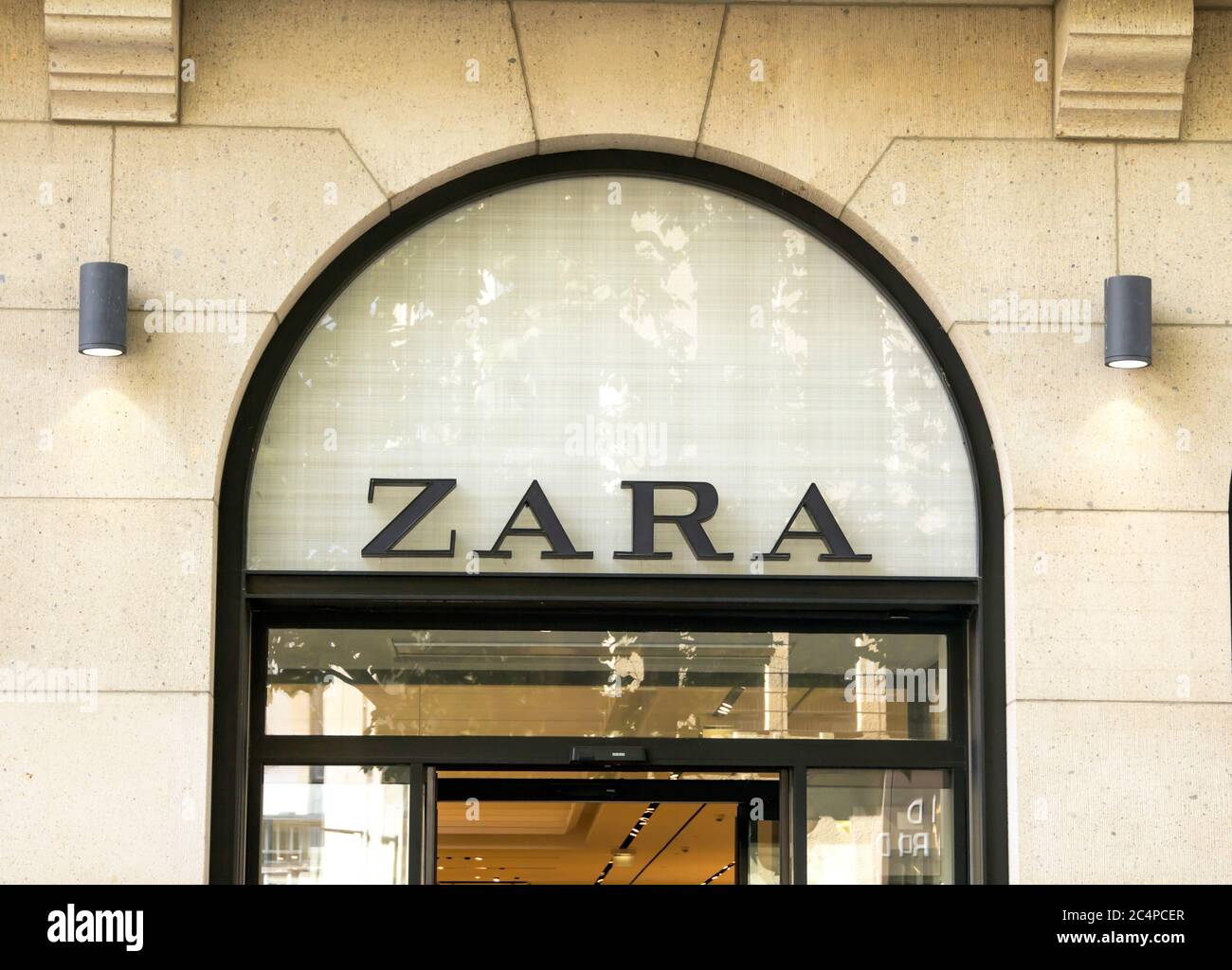München, DEUTSCHLAND: ZARA Modegeschäft. Zara ist ein spanischer Händler  für Bekleidung und Accessoires Stockfotografie - Alamy