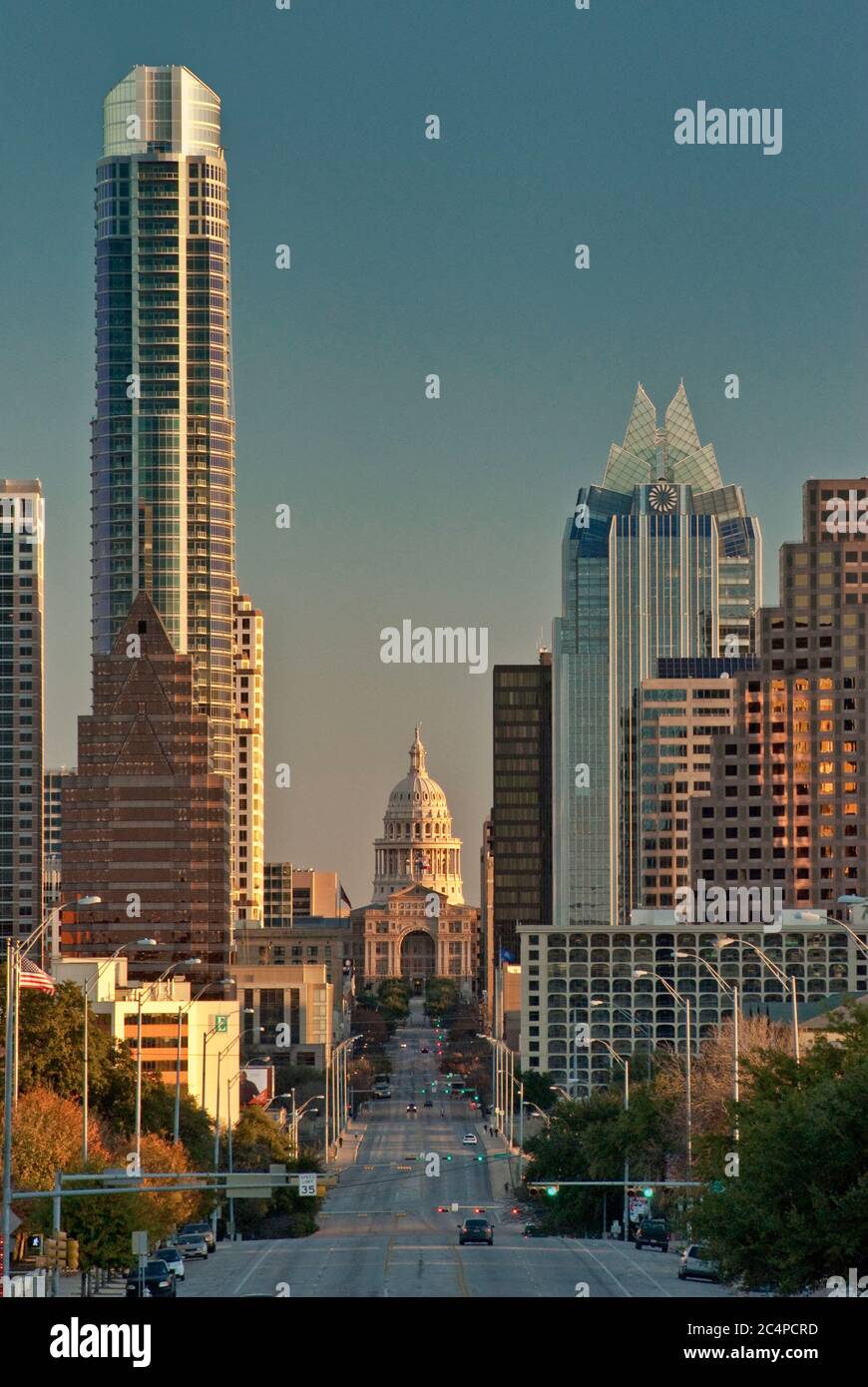 Blick auf die Congress Avenue am Texas Capitol und den Downtown Gebäuden, den Austonian Wolkenkratzer auf der linken Seite, Sunrise, Austin, Texas, USA Stockfoto