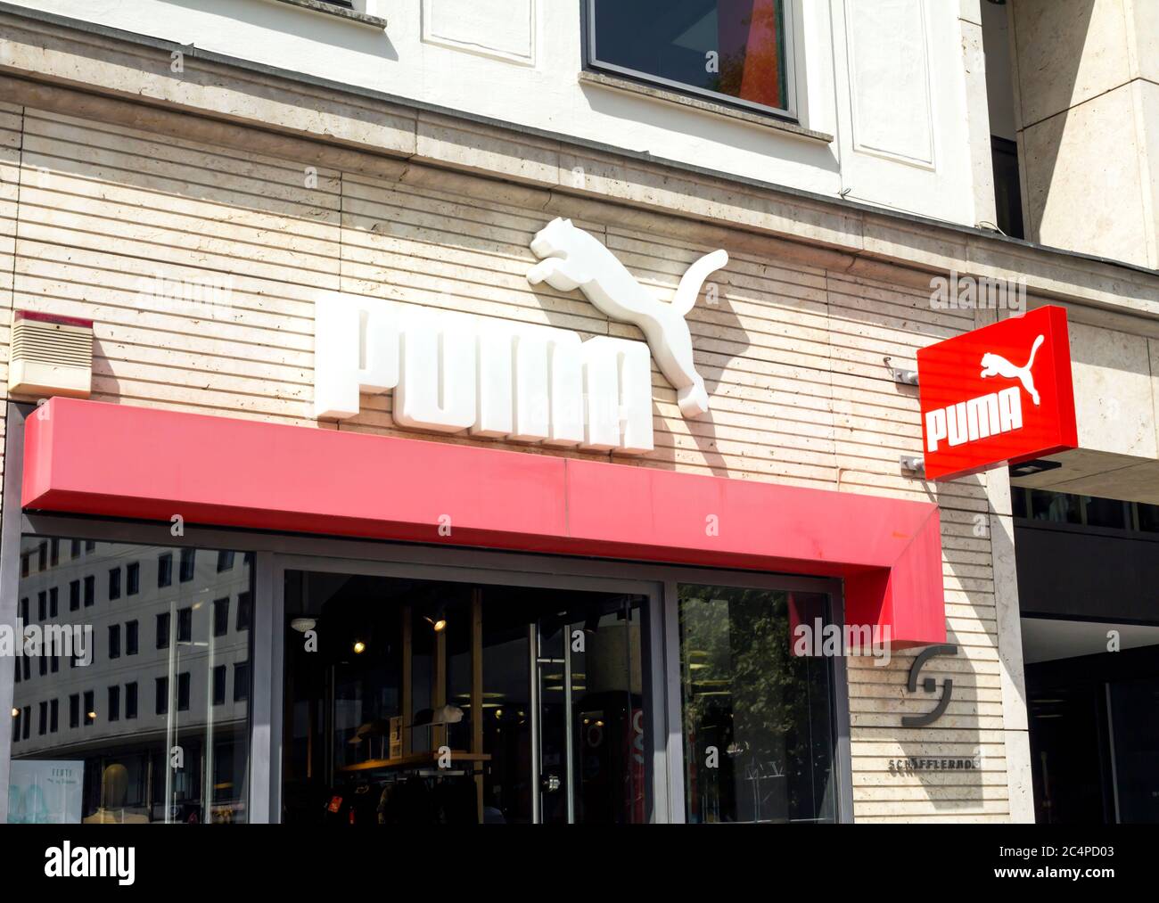 München, Deutschland : Puma Outlet Store. Puma ist ein großes deutsches  multinationales Unternehmen, das sportliche, legere Schuhe und  Sportbekleidung mit Sitz in i herstellt Stockfotografie - Alamy