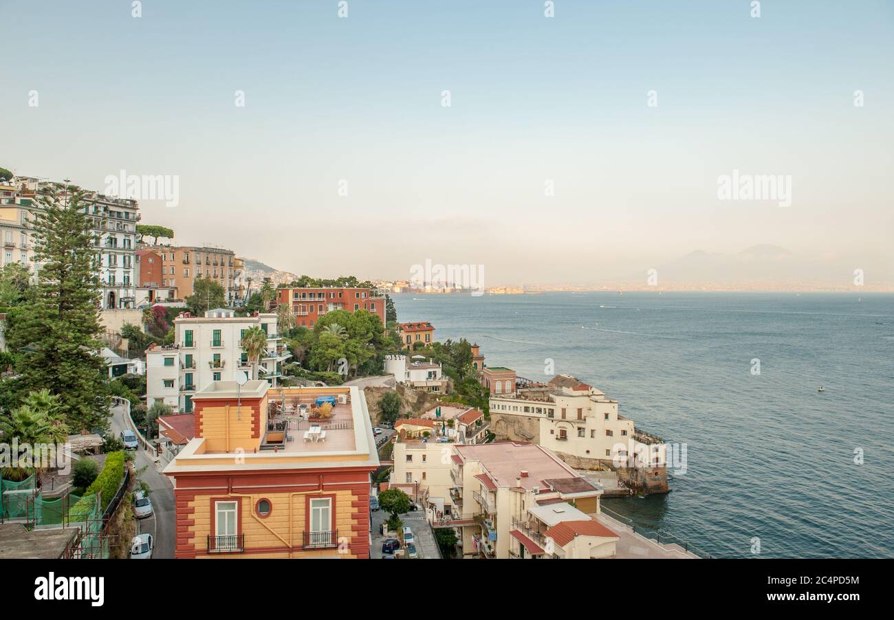 Der berühmte Blick auf Neapel und den Golf von Neapel von Posilippo bei Terraza di Sant’Antonio Stockfoto