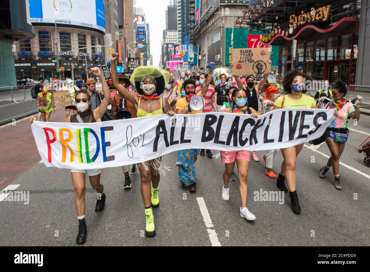 New York, NYC, USA, 27. Juni 2020: Fordern Sie unsere Space Now & KJB Rally for Freedom am Times Square. Sprecher und Darsteller übernahmen den Times Square und marschierten zum Stonewall im West Village - Credit Kevin RC Wilson Stockfoto