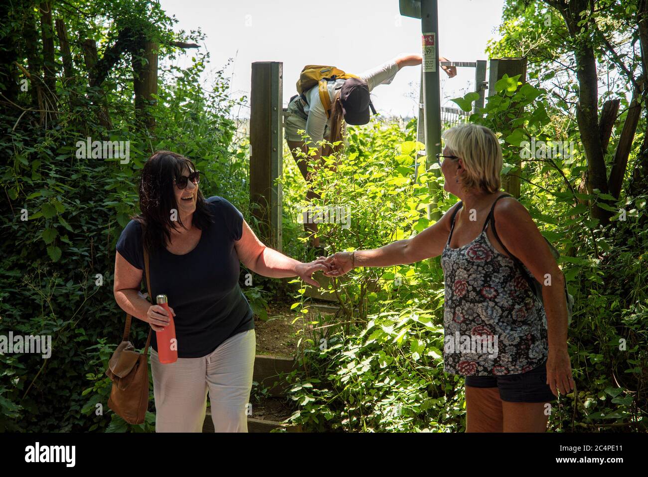 Frauen mittleren Alters, die auf einem Spaziergang auf dem Land sind; Kent, Großbritannien Stockfoto