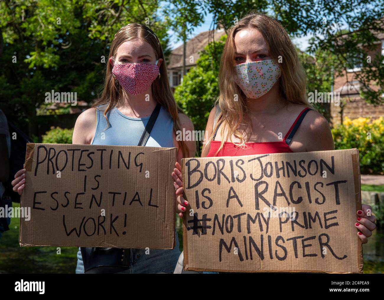 Zwei junge Damen halten ihre Plakate, die Fave-Bezüge tragen, während der BLM-Kundgebung/Protest Stockfoto