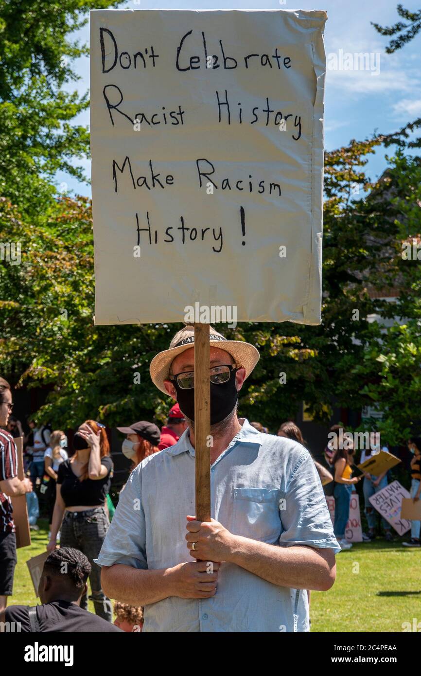 Ein Mann hält sein Plakat während einer BLM Protestkundgebung. Stockfoto