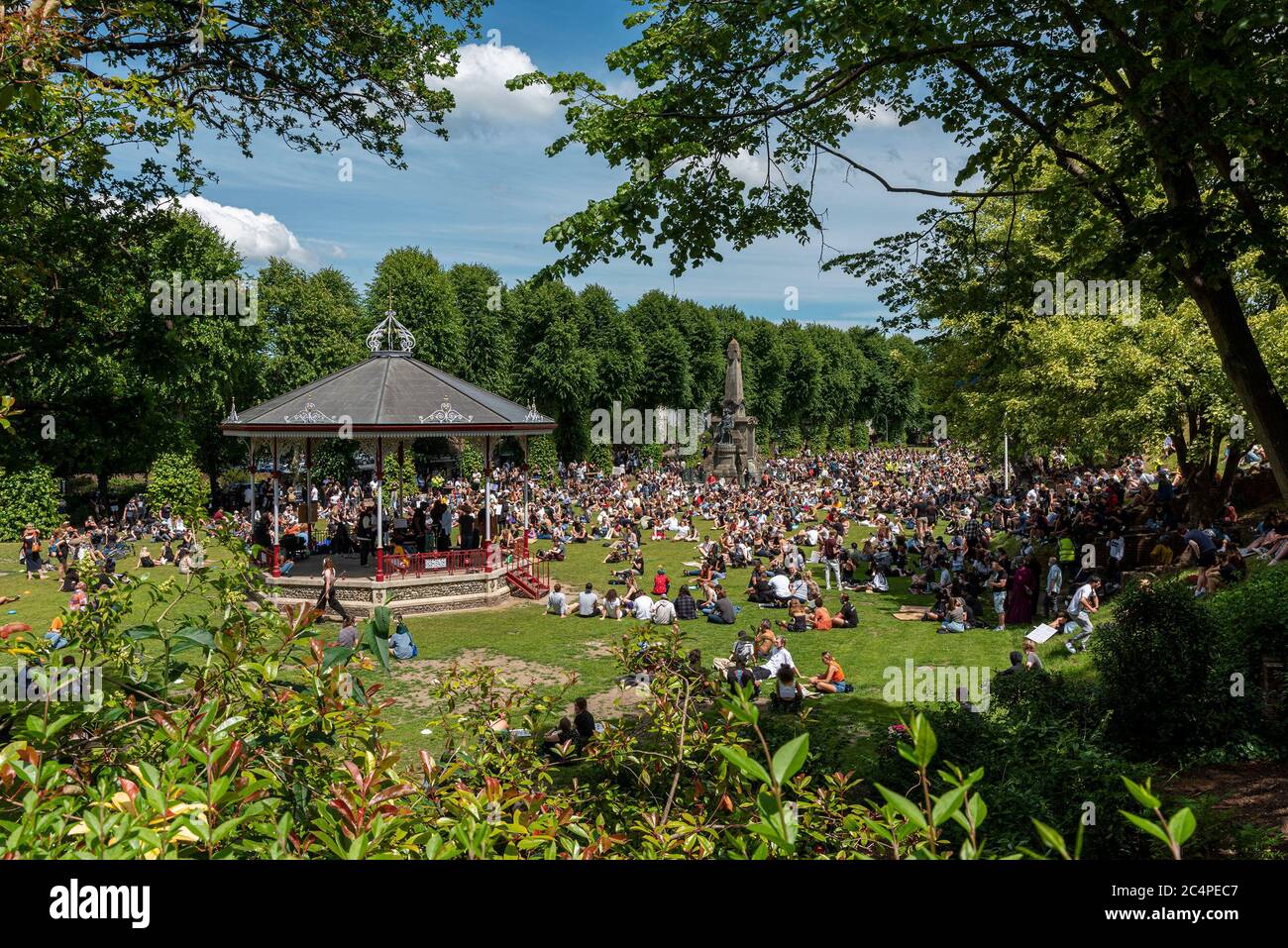 Nach dem Marsch durch die Straßen der Stadt versammelten sich die Demonstranten im Dane John Park, um Reden zu hören. Stockfoto