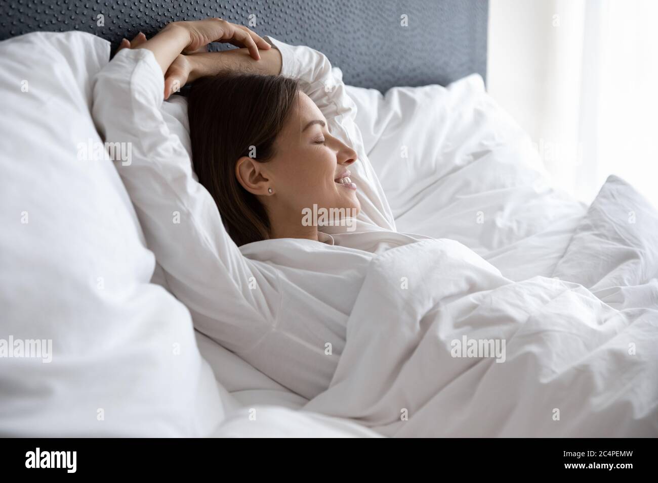 Junge Frauen schlafen friedlich im gemütlichen Schlafzimmer Stockfoto