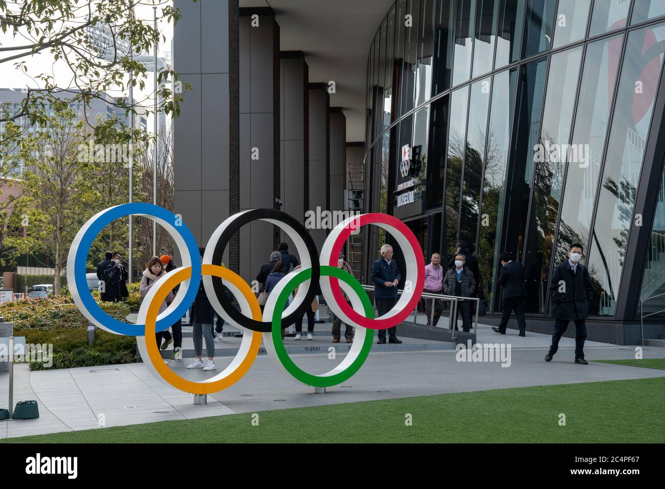 Menschen vor dem Japan Sport Olympic Square Gebäude mit dem Japan Olympic Museum und dem fünf Ring Symbol der Olympischen Spiele . Stockfoto