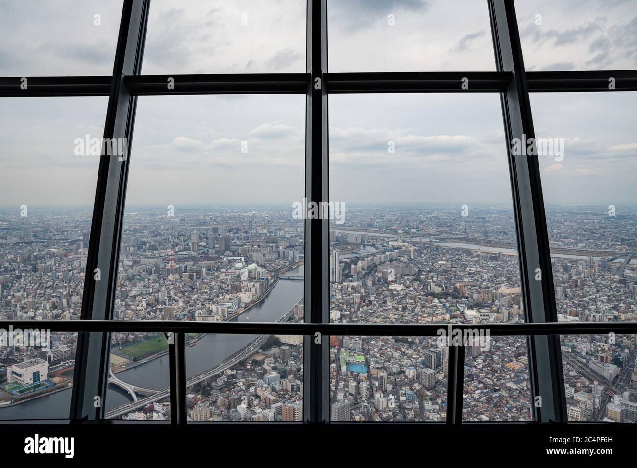 Stadtbild aus dem 350. Stock des Tokyo Skytree Towers (der höchste Turm der Welt). Stockfoto